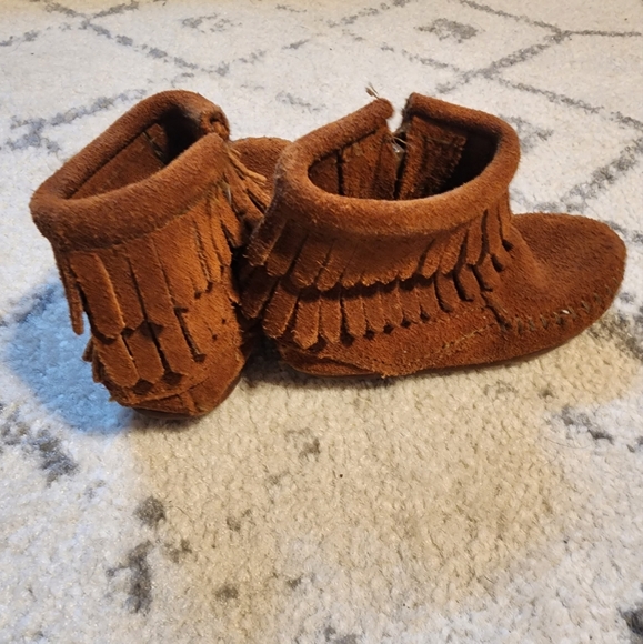 Baby Minnetonka Moccasins size 4 - Picture 4 of 4